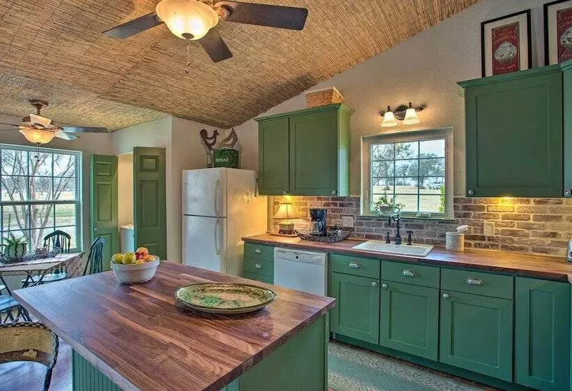 Quaint Countryside Casita: 45 Mi To Ft. Worth