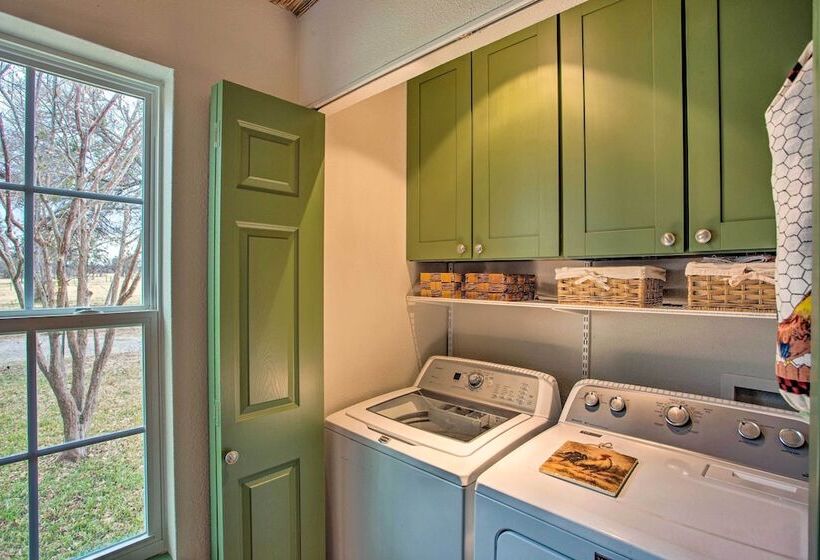 Quaint Countryside Casita: 45 Mi To Ft. Worth