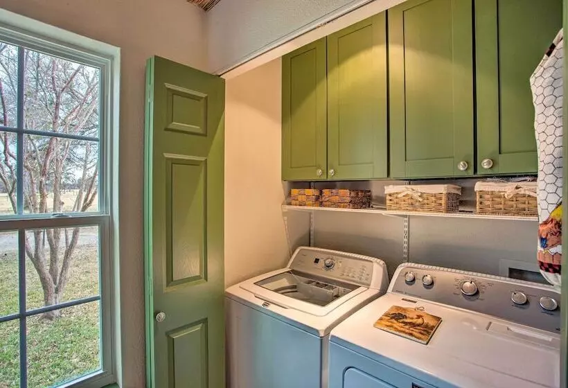 Quaint Countryside Casita: 45 Mi To Ft. Worth