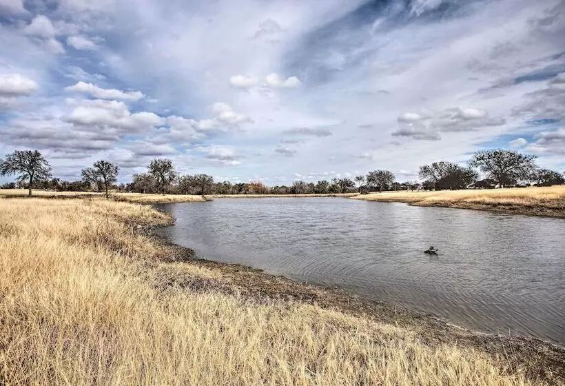 Quaint Countryside Casita: 45 Mi To Ft. Worth
