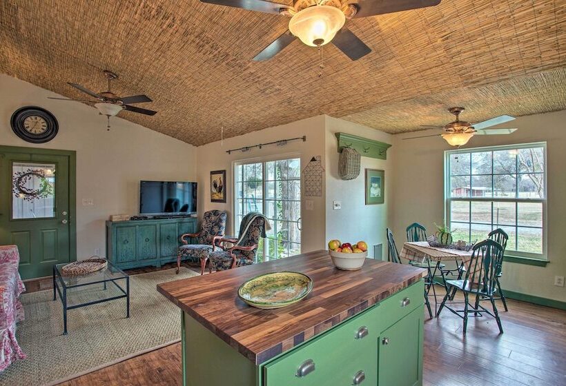 Quaint Countryside Casita: 45 Mi To Ft. Worth
