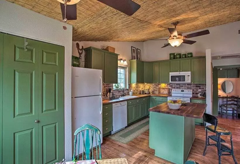 Quaint Countryside Casita: 45 Mi To Ft. Worth