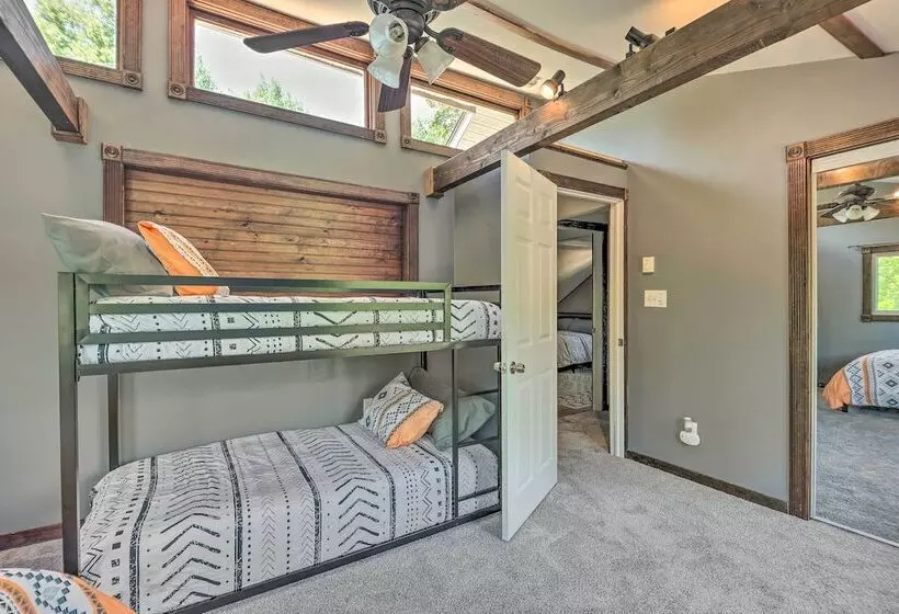 Cozy Poconos Cottage W/ Hot Tub Near Ski Resorts!