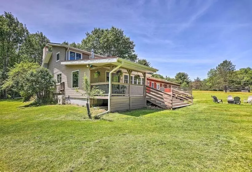 Cozy Poconos Cottage W/ Hot Tub Near Ski Resorts!