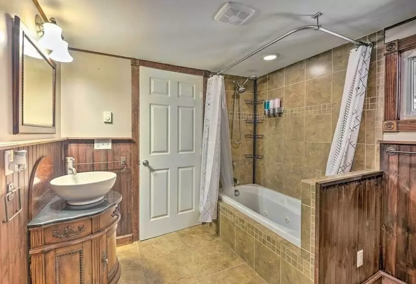 Cozy Poconos Cottage W/ Hot Tub Near Ski Resorts!