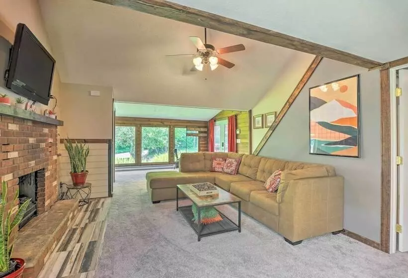 Cozy Poconos Cottage W/ Hot Tub Near Ski Resorts!