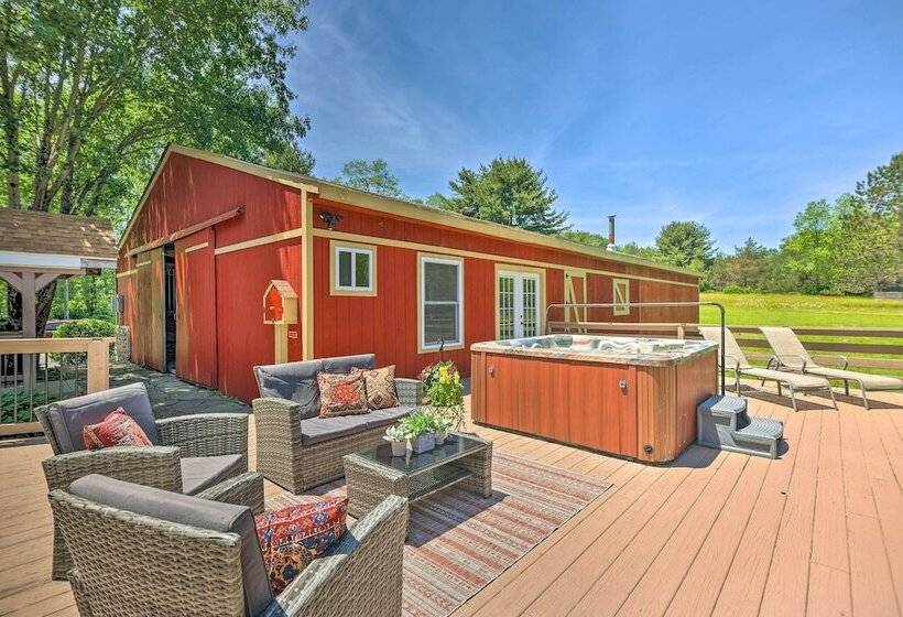 Cozy Poconos Cottage W/ Hot Tub Near Ski Resorts!