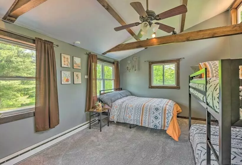 Cozy Poconos Cottage W/ Hot Tub Near Ski Resorts!