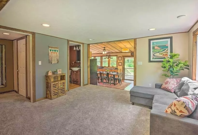 Cozy Poconos Cottage W/ Hot Tub Near Ski Resorts!