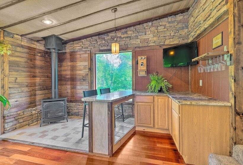 Cozy Poconos Cottage W/ Hot Tub Near Ski Resorts!