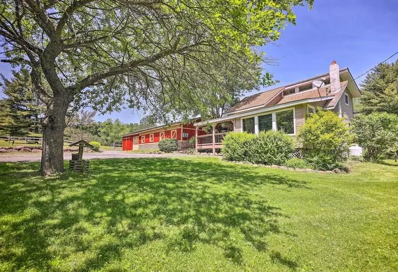 Cozy Poconos Cottage W/ Hot Tub Near Ski Resorts!