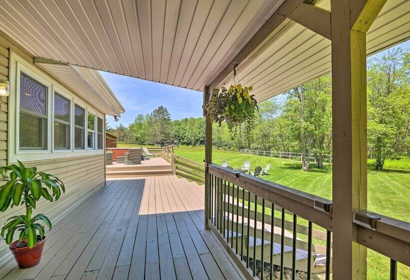 Cozy Poconos Cottage W/ Hot Tub Near Ski Resorts!