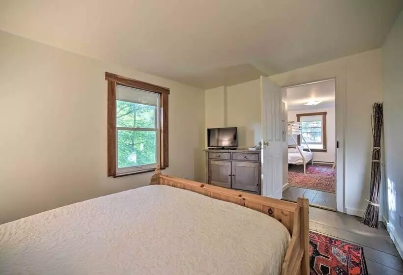 Renovated Catskills Farmhouse W/ Game Room!