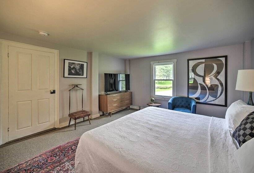 Renovated Catskills Farmhouse W/ Game Room!