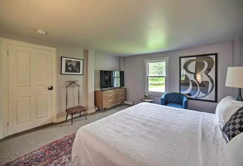 Renovated Catskills Farmhouse W/ Game Room!