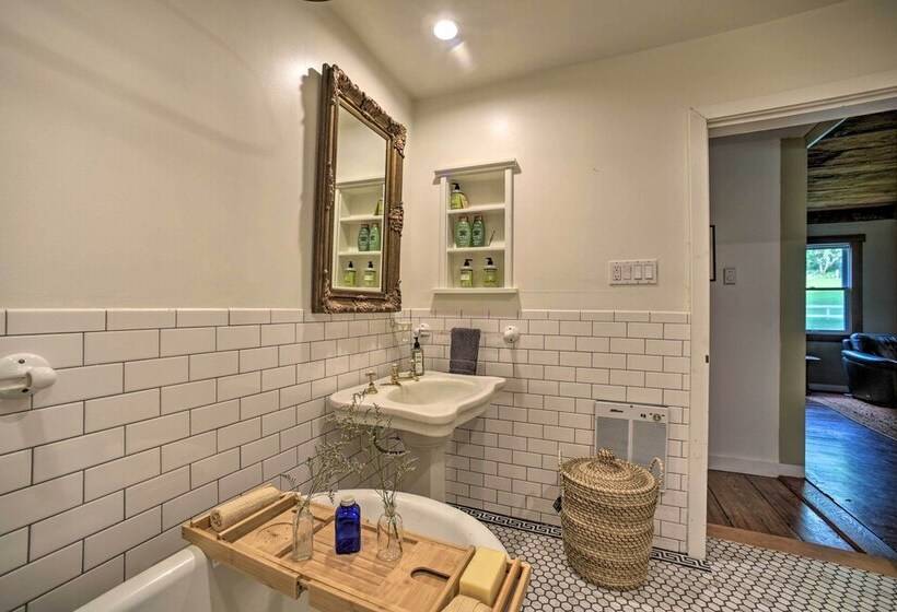 Renovated Catskills Farmhouse W/ Game Room!