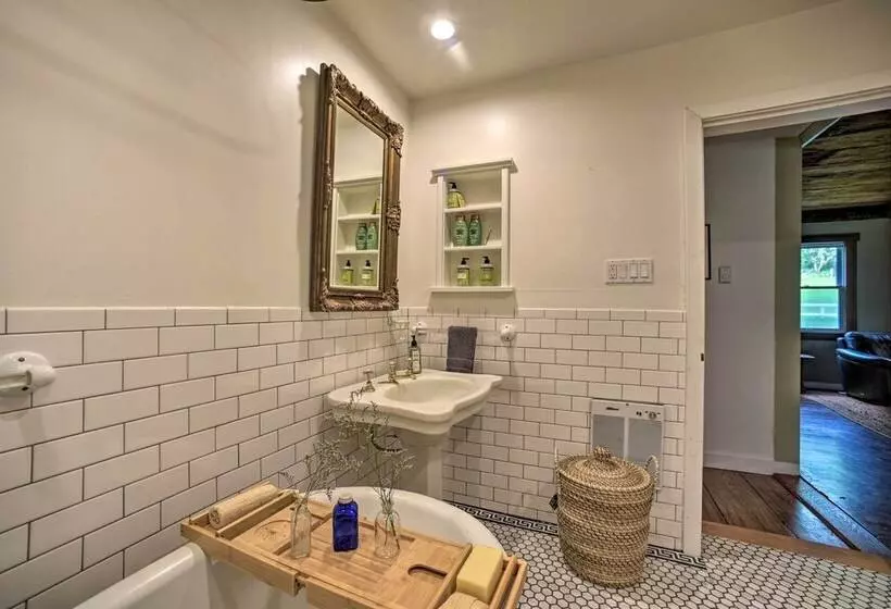 Renovated Catskills Farmhouse W/ Game Room!