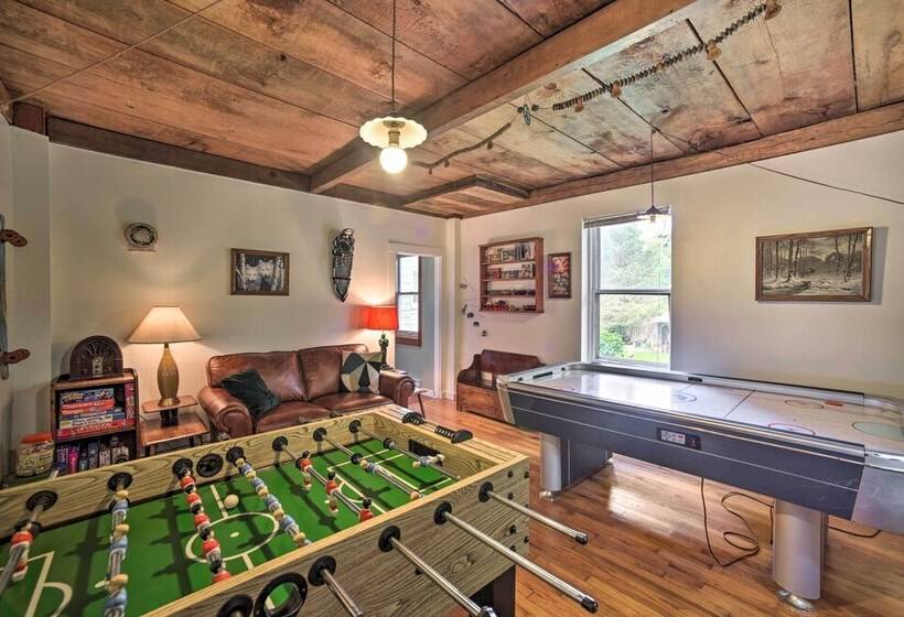 Renovated Catskills Farmhouse W/ Game Room!