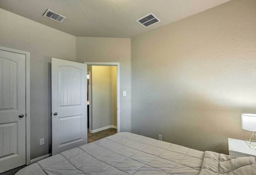 San Antonio Home W/ Yard ~ 8 Mi To Lackland!