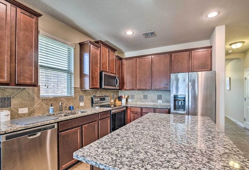 San Antonio Home W/ Yard ~ 8 Mi To Lackland!