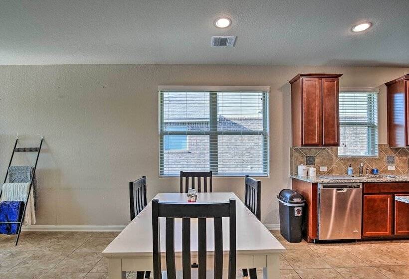 San Antonio Home W/ Yard ~ 8 Mi To Lackland!