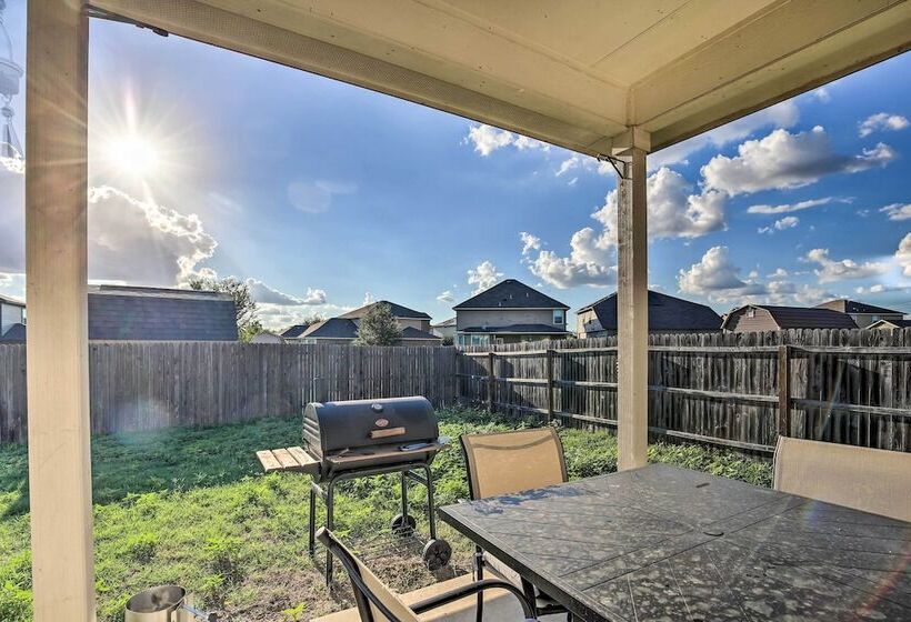 San Antonio Home W/ Yard ~ 8 Mi To Lackland!