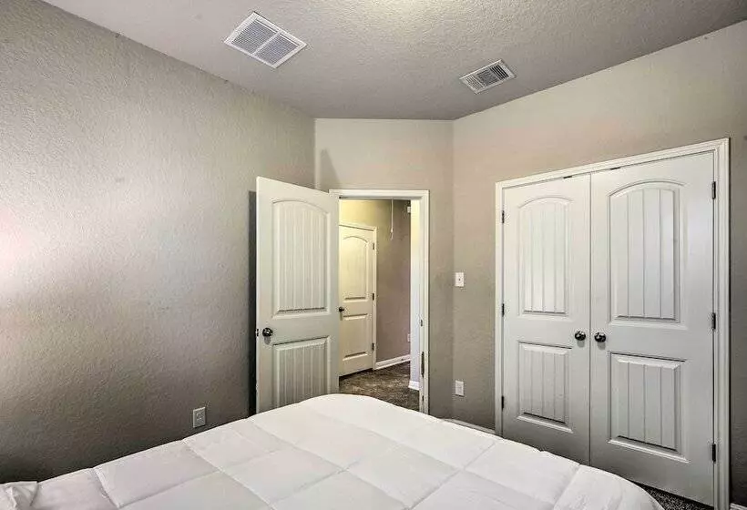 San Antonio Home W/ Yard ~ 8 Mi To Lackland!