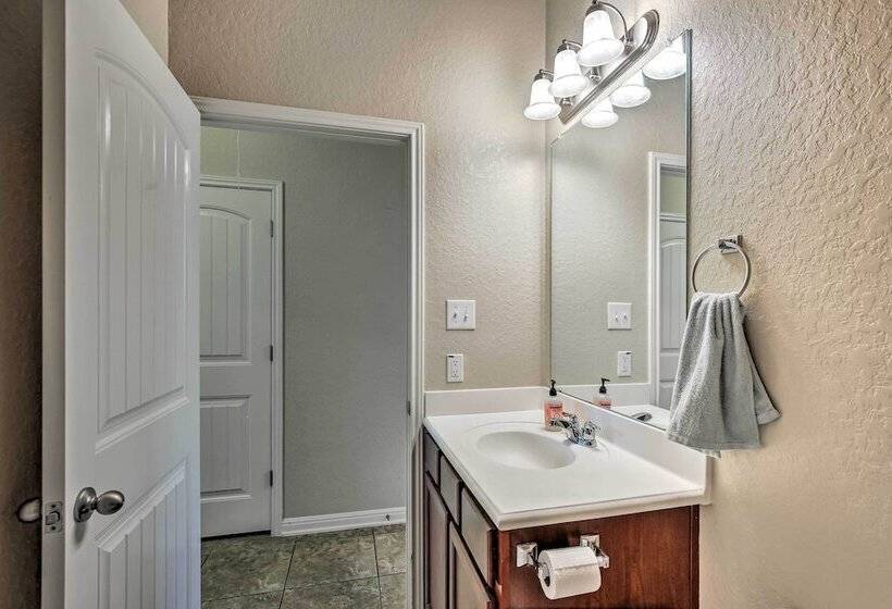 San Antonio Home W/ Yard ~ 8 Mi To Lackland!