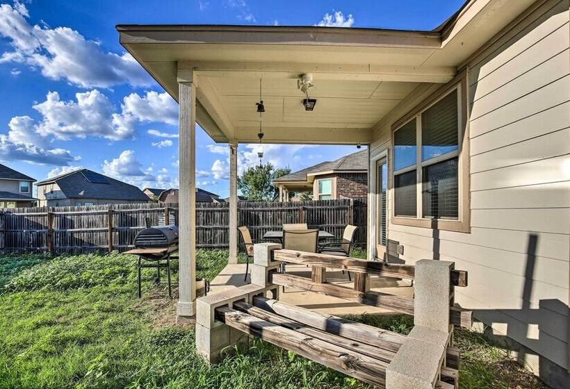 San Antonio Home W/ Yard ~ 8 Mi To Lackland!