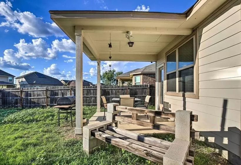 San Antonio Home W/ Yard ~ 8 Mi To Lackland!