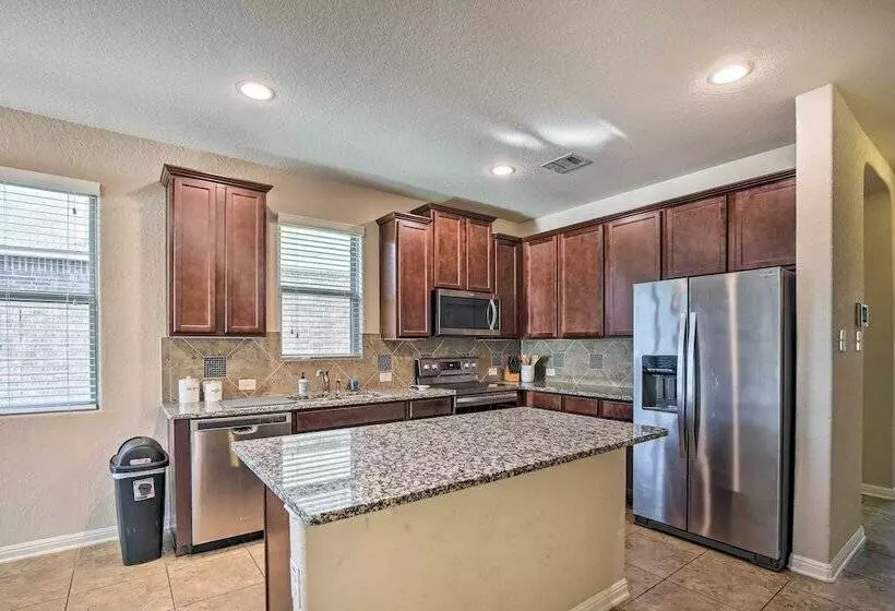 San Antonio Home W/ Yard ~ 8 Mi To Lackland!