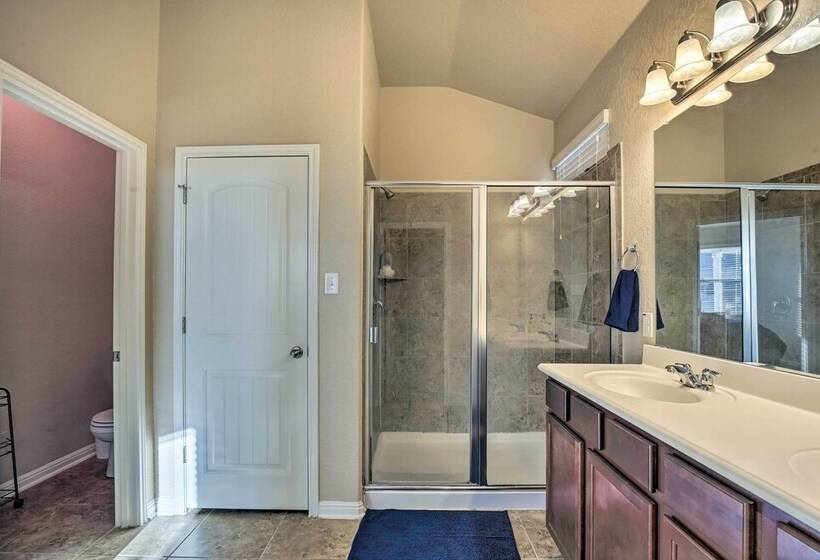 San Antonio Home W/ Yard ~ 8 Mi To Lackland!