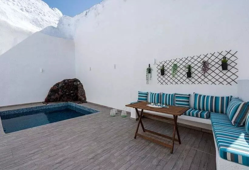 Santorita Suites