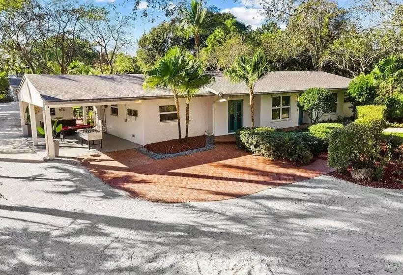 Spacious 8br W/ Guesthouse + Pool & Tons Of Games