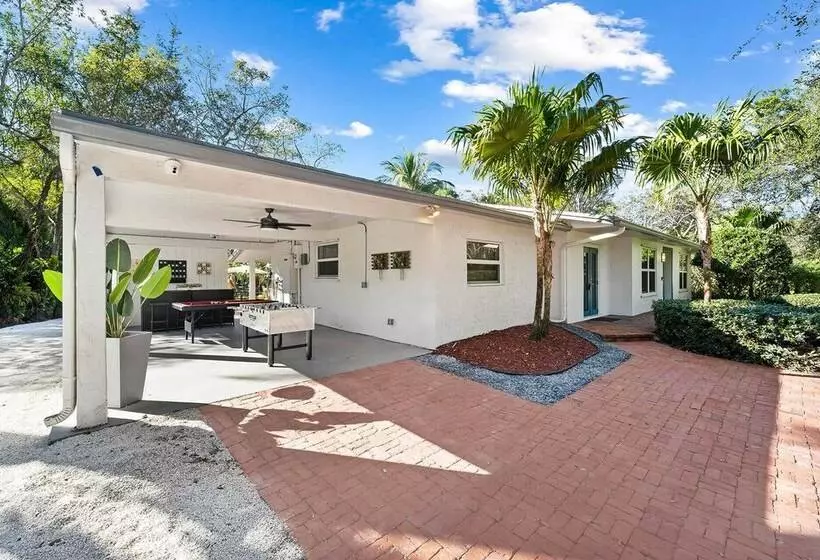 Spacious 8br W/ Guesthouse + Pool & Tons Of Games