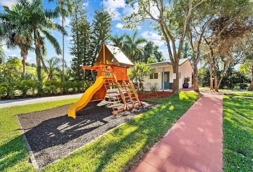 Spacious 8br W/ Guesthouse + Pool & Tons Of Games