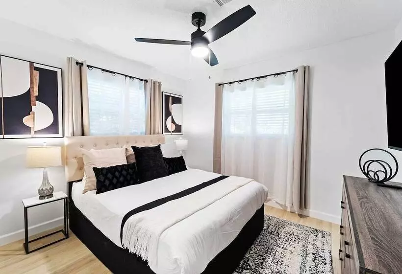 Spacious 8br W/ Guesthouse + Pool & Tons Of Games