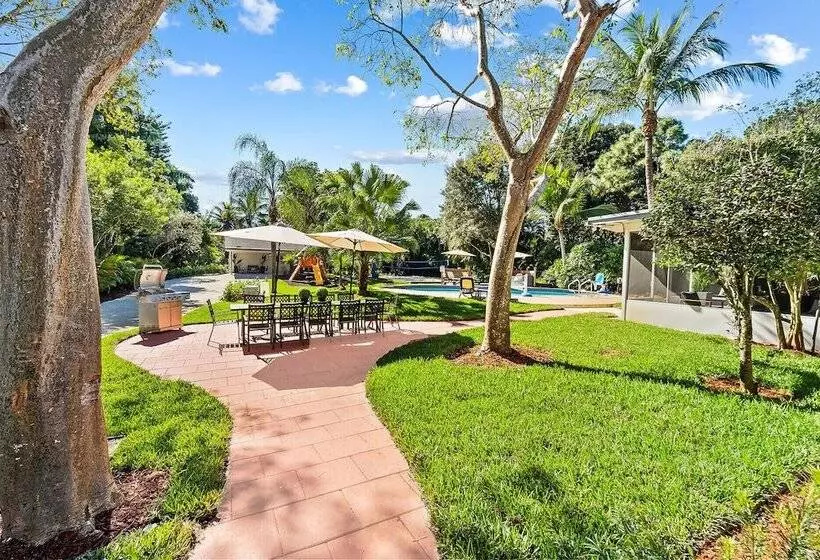 Spacious 8br W/ Guesthouse + Pool & Tons Of Games