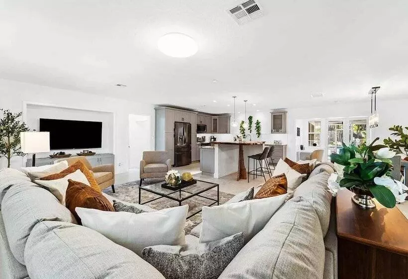 Spacious 8br W/ Guesthouse + Pool & Tons Of Games