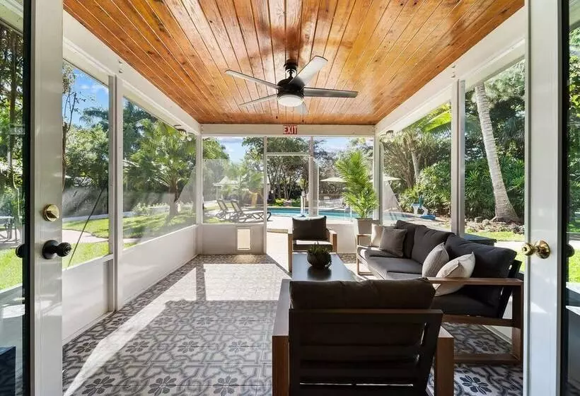 Spacious 8br W/ Guesthouse + Pool & Tons Of Games