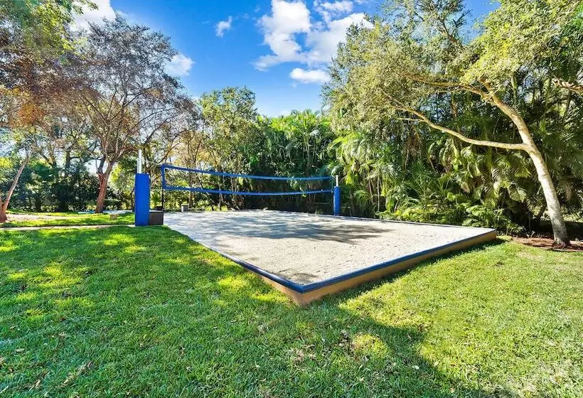 Spacious 8br W/ Guesthouse + Pool & Tons Of Games