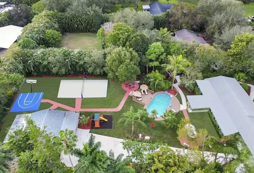 Spacious 8br W/ Guesthouse + Pool & Tons Of Games