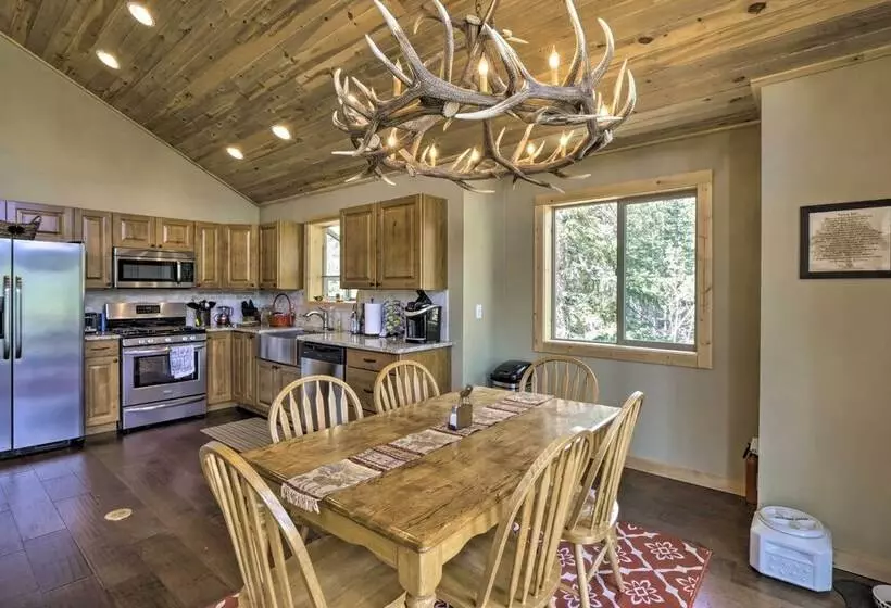 Spacious Cabin W/ Views & Deck Near Jefferson Lake