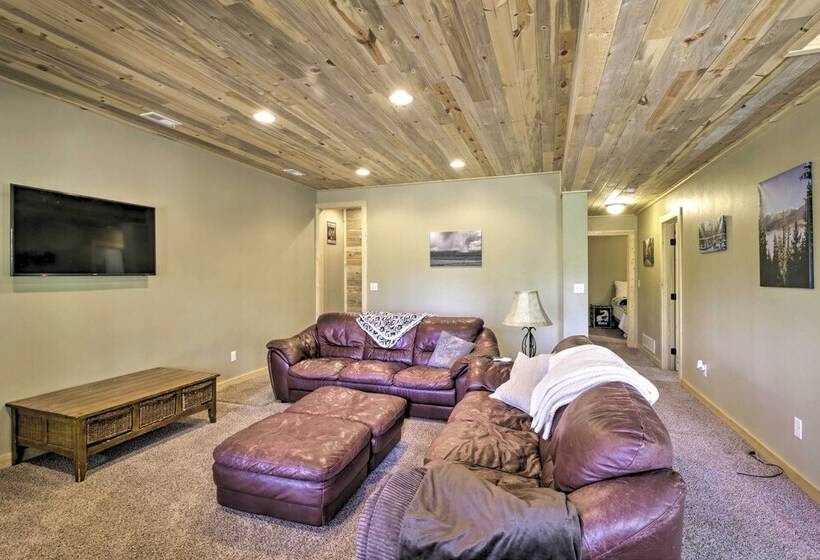 Spacious Cabin W/ Views & Deck Near Jefferson Lake