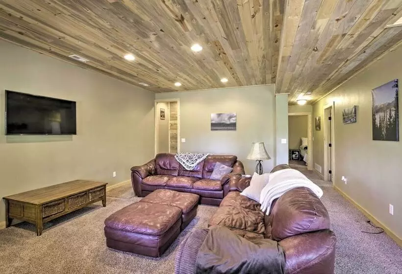 Spacious Cabin W/ Views & Deck Near Jefferson Lake