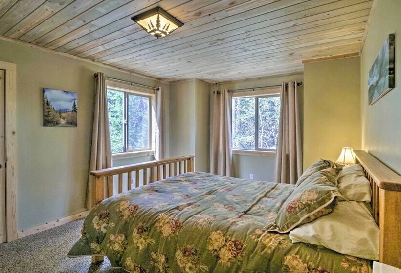 Spacious Cabin W/ Views & Deck Near Jefferson Lake