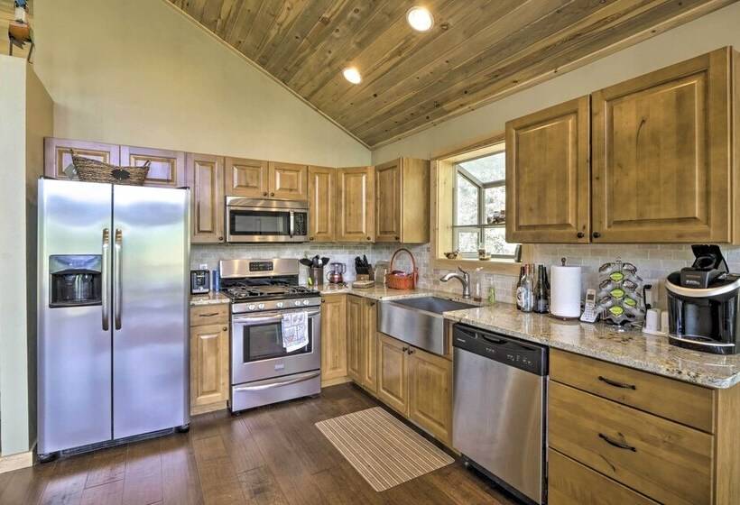 Spacious Cabin W/ Views & Deck Near Jefferson Lake