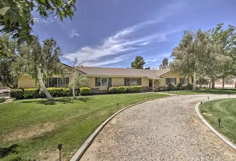 Spacious Lancaster Family Ranch   Bbq & Patio