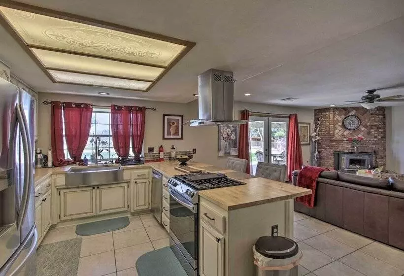 Spacious Lancaster Family Ranch   Bbq & Patio