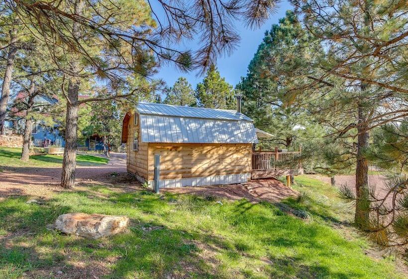 Sundance Cabin Tiny Home Near Mt Rushmore!